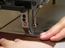 平ミシンによる縫製作業